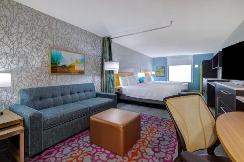 威克斯巴勒Home2 Suites By Hilton Wilkes-Barre的酒店客房设有一张沙发和一张床