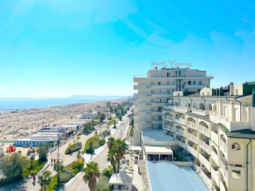 里米尼Yes Hotel Touring & SPA的海滩上酒店空中景色