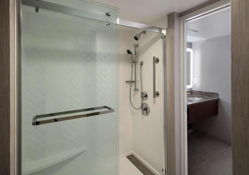 贝塞斯达Embassy Suites by Hilton Bethesda Washington DC的浴室里设有玻璃门淋浴
