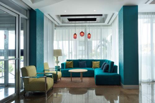 韦拉克鲁斯Hampton by Hilton Veracruz Boca Del Rio的客厅配有蓝色的沙发和桌子