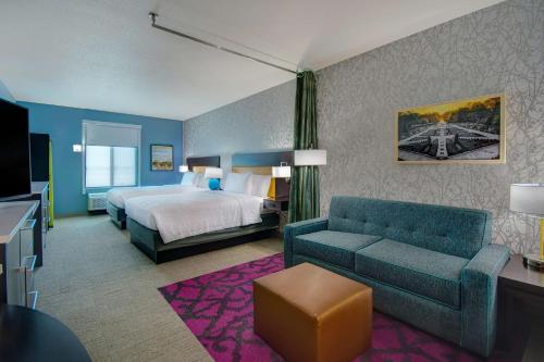 伯利森Home2 Suites By Hilton Burleson的酒店客房,配有床和沙发