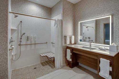 伯利森Home2 Suites By Hilton Burleson的带淋浴、盥洗盆和镜子的浴室