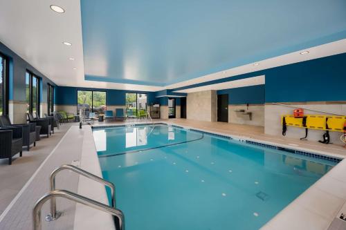 南菲尔德Hampton Inn by Hilton Detroit Southfield的大楼里一个蓝色的大泳池