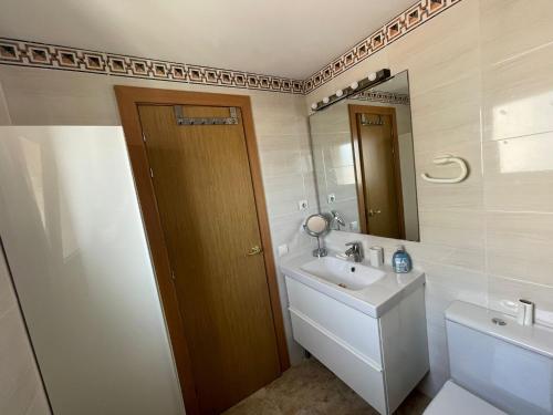 库尼特Cunit Beach的一间带水槽、卫生间和镜子的浴室