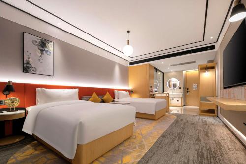长沙长沙岳麓希尔顿花园酒店的酒店客房带两张床和厨房
