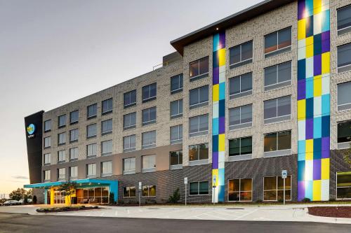 加纳Tru By Hilton Raleigh Garner的一座拥有色彩缤纷外观的大型建筑