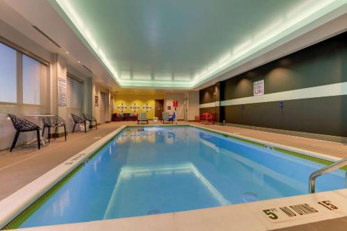加纳Tru By Hilton Raleigh Garner的一座位于酒店客房内的大型室内游泳池