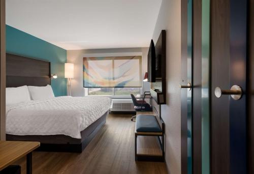 诺维Tru By Hilton Novi Detroit的酒店客房设有床和窗户。