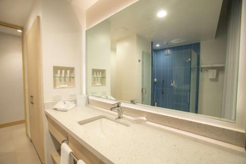 基多Hampton By Hilton Quito La Carolina Park的一间带水槽和大镜子的浴室
