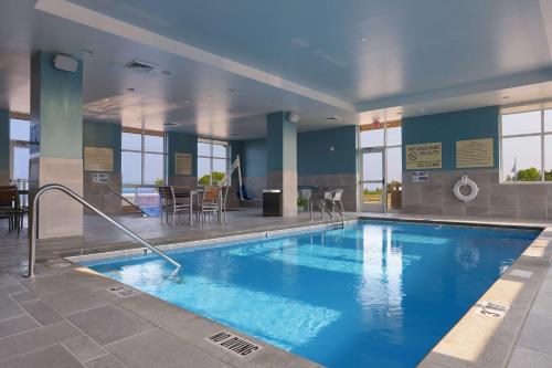马尼斯蒂Hampton Inn & Suites Manistee, Mi的大楼内一个蓝色的大型游泳池