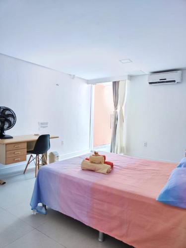 福塔莱萨Casa Sagrada 282的一间卧室配有一张带粉色毯子的大床
