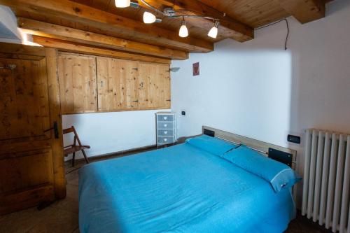 阿尔维耶尔SWEET TERRACE的一间卧室设有蓝色的床和木制天花板