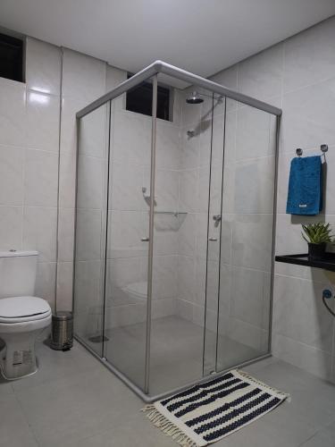福塔莱萨Casa Sagrada 282的一间带卫生间的浴室内的玻璃淋浴间