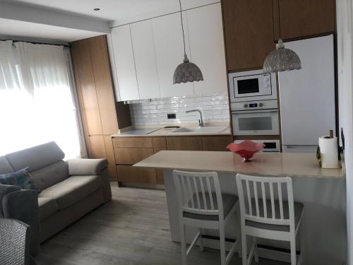 科尔多瓦ENMAYO 2021 - Dos alojamientos的厨房配有沙发和桌椅