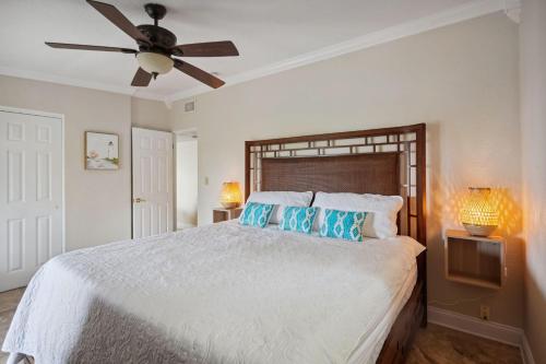 圣徒皮特海滩Coconut Paradise的一间卧室配有一张大床和吊扇