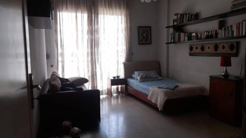 Nahr al MawtNew Jdeideh, Furnished Apt, Great Location,parking的一间小卧室,配有床和窗户