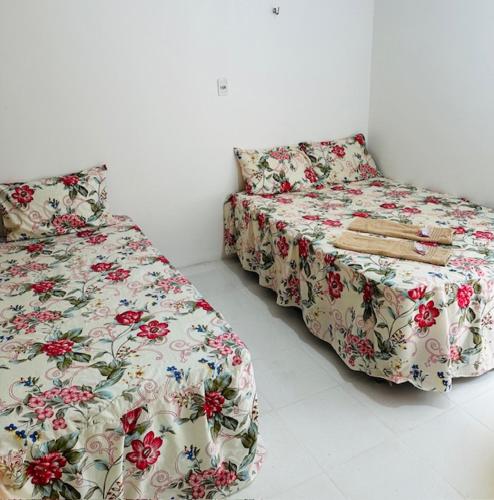 贝伦Hostel das Flores的一间设有两张床的房间