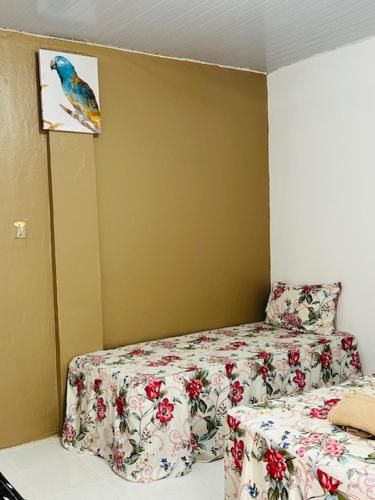 贝伦Hostel das Flores的一间卧室配有一张带花卉床罩的床