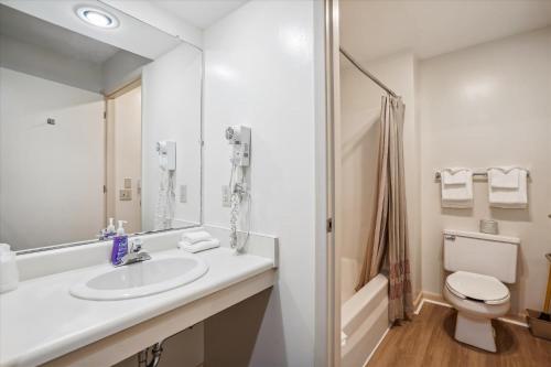 基灵顿Cedarbrook Standard Hotel Room 105的一间带水槽、卫生间和淋浴的浴室