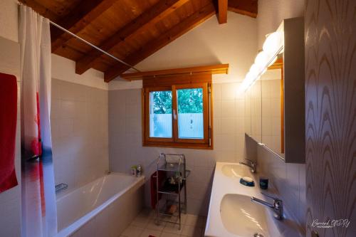 奈福尔斯Zimmer mit eigenem Badezimmer的带浴缸和盥洗盆的浴室