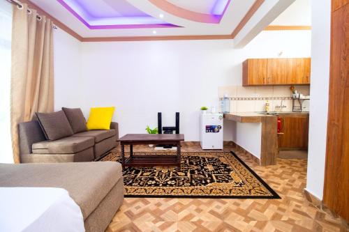基利菲KITRA Cozy Homes的带沙发的客厅和厨房