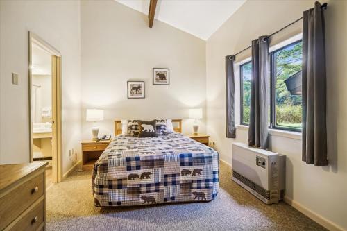 基灵顿Cedarbrook Queen Suite 106的一间卧室设有一张床和一个窗口