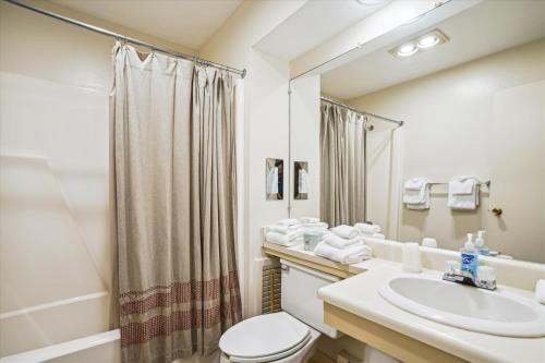 基灵顿Cedarbrook Queen Suite 106的一间带水槽、卫生间和淋浴的浴室
