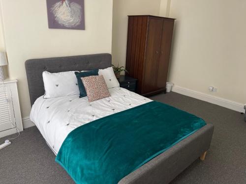 利物浦Marks Place的一间卧室配有一张带绿毯的床