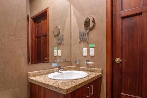 昆卡Santa Lucia House - Forum的一间带水槽和镜子的浴室