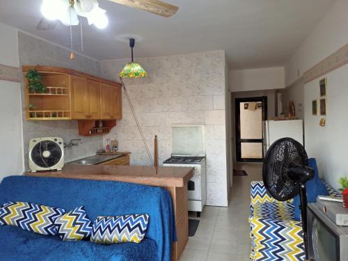 拉斯苏德尔Banana resort的一间厨房,在房间内配有蓝色沙发