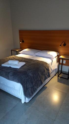 圣博尔雅661 Hospedagem的一间卧室配有一张大床和木制床头板