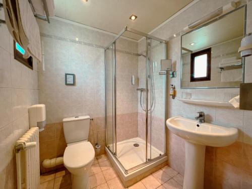 尚贝里奥佩文西斯酒店的带淋浴、卫生间和盥洗盆的浴室