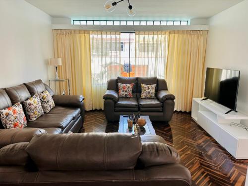 利马Casa Verde Jesús María - Zona Residencial的客厅配有两张沙发和一台电视