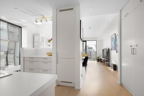 奥斯陆Luxurious 2BR apartment at Central OSLO BARCODE的厨房配有白色的柜台和长长的走廊