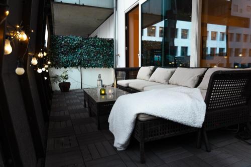 奥斯陆Luxurious 2BR apartment at Central OSLO BARCODE的客厅配有沙发和桌子
