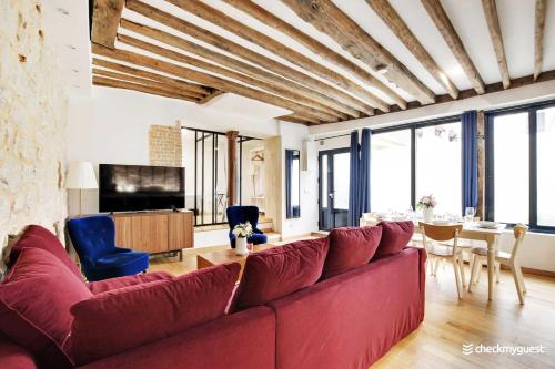 巴黎Amazing Apartment 2BR6P - St Lazare South Pigalle的客厅配有红色的沙发和桌子