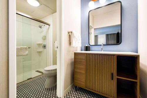 费城Sonesta Select Philadelphia Airport的一间带水槽和卫生间的浴室