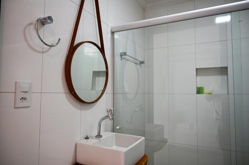 雅帕拉廷加Pousada Estação do Mar的白色的浴室设有水槽和镜子