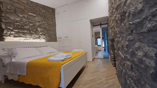 维托尔基亚诺Alloggio turistico Pietra Viva的一间卧室设有一张床和石墙