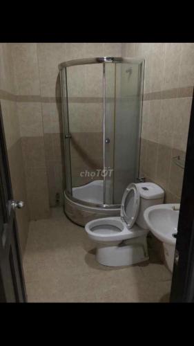 Bình ThủyKhách Sạn Kiều Oanh Stella的带淋浴、卫生间和盥洗盆的浴室