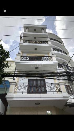 Bình ThủyKhách Sạn Kiều Oanh Stella的一座高大的白色建筑,上面设有阳台