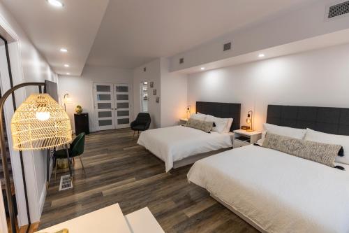 Ville-MarieAuberge Nouvelle-France的酒店客房配有两张床和一张书桌