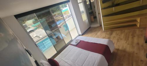 帕斯托Hotel Naisca 47的享有高空美景,设有一张床和一个游泳池。