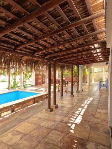 El SargentoSelenes Hostel的一个带游泳池和木制天花板的户外庭院