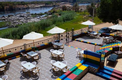 ShellalKulih Nubian House的享有带桌子和遮阳伞的餐厅的顶部景色