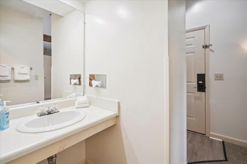 基灵顿Cedarbrook Standard Hotel Room 201的一间带水槽和镜子的浴室
