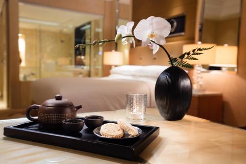 广州Guangzhou Marriott Hotel Tianhe的茶壶和茶几的托盘