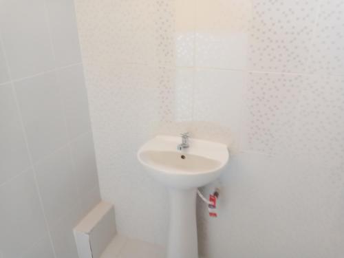 奥科苏尤Hospedaje jatari的白色的浴室设有水槽和淋浴。