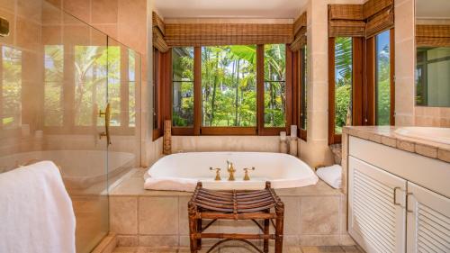 瓦克拉Mauna Lani Luxury Vacation Villas - CoralTree Residence Collection的带浴缸、淋浴和盥洗盆的浴室