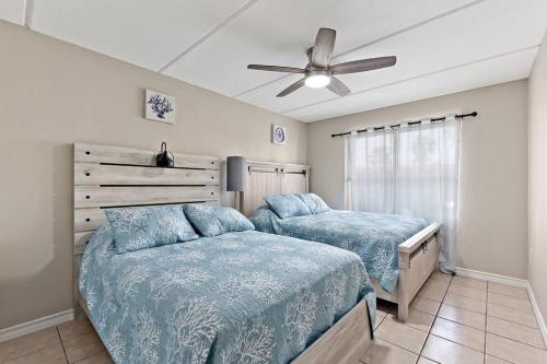 南帕诸岛2 Bed 1 Bath Condo By Beach & Entertainment的一间卧室配有两张床和吊扇
